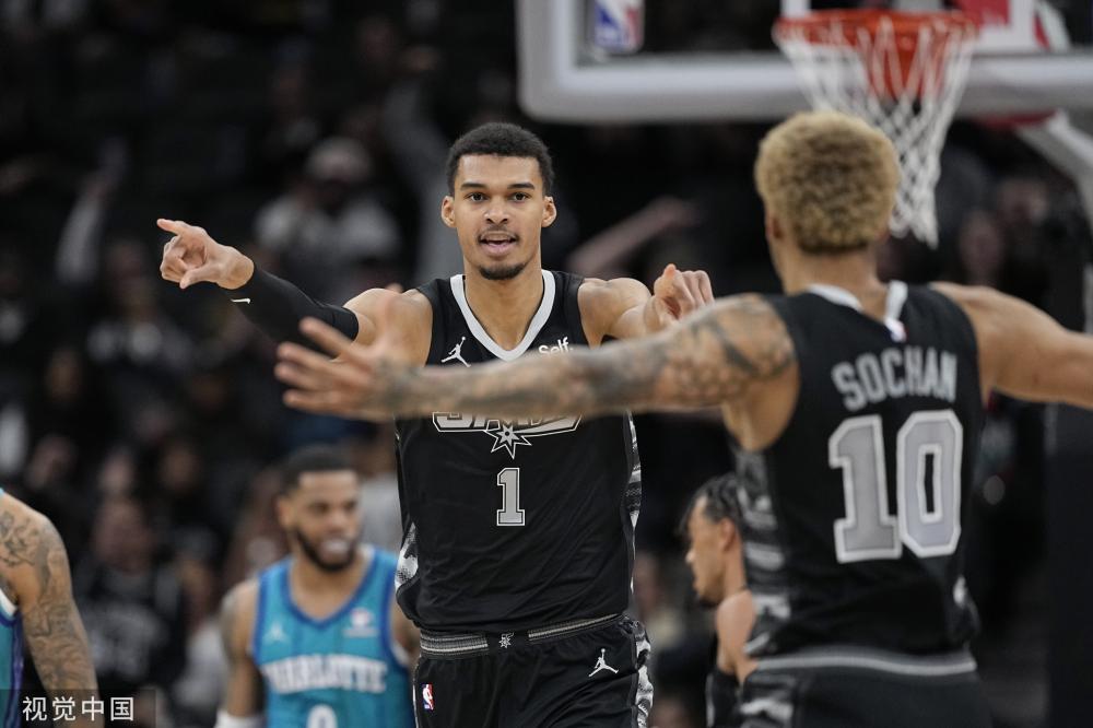 在禁区内的 在禁区内的